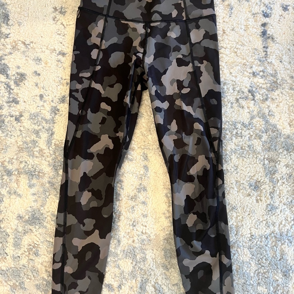 Athleta Lighting Camo Tight Size Small